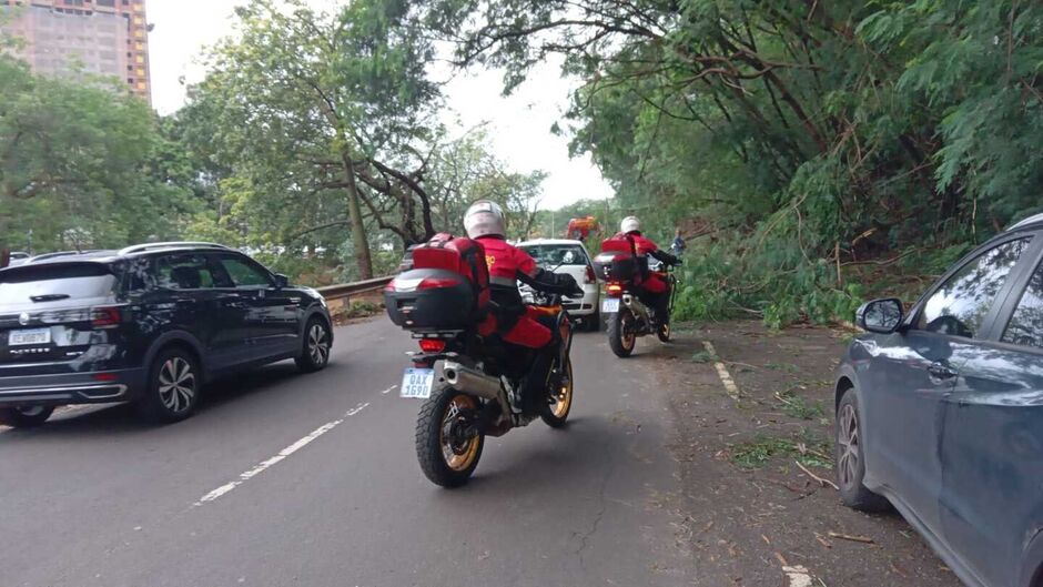 O motociclista foi socorrido pelo Corpo de Bombeiros 