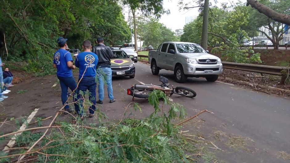 O motociclista foi socorrido pelo Corpo de Bombeiros 