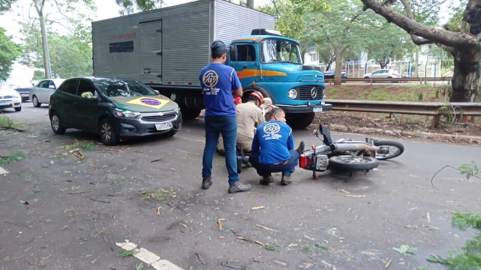 O motociclista foi socorrido pelo Corpo de Bombeiros 