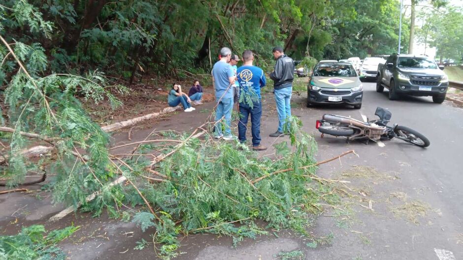 O motociclista foi socorrido pelo Corpo de Bombeiros 