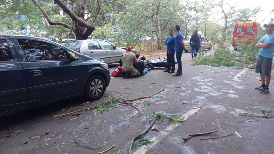 O motociclista foi socorrido pelo Corpo de Bombeiros 