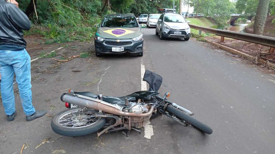 O motociclista foi socorrido pelo Corpo de Bombeiros 