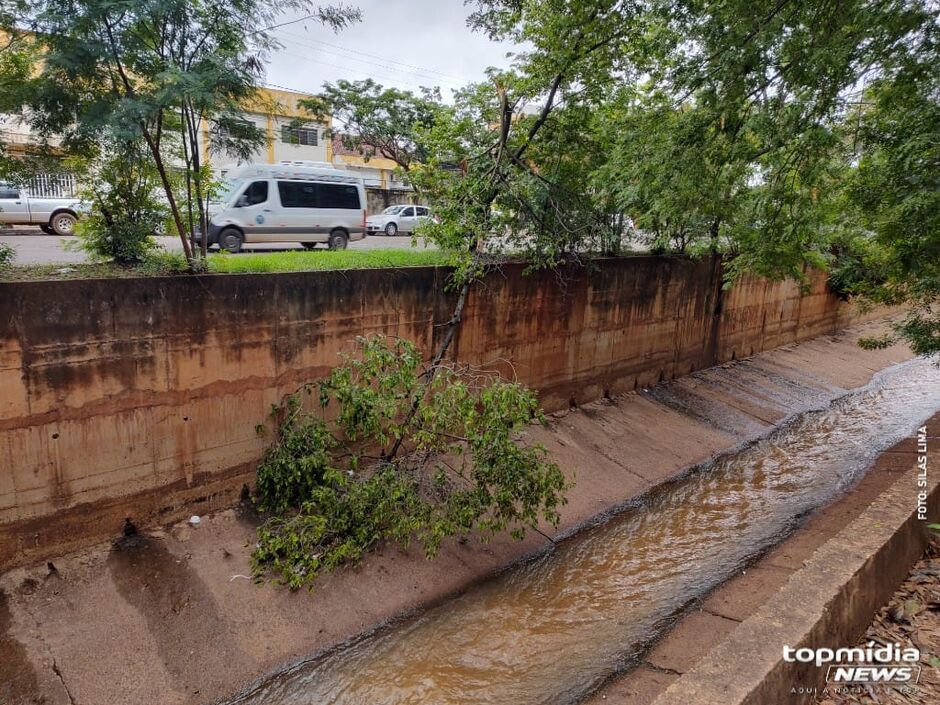 Desmoronamento no córrego da Ernesto Geisel