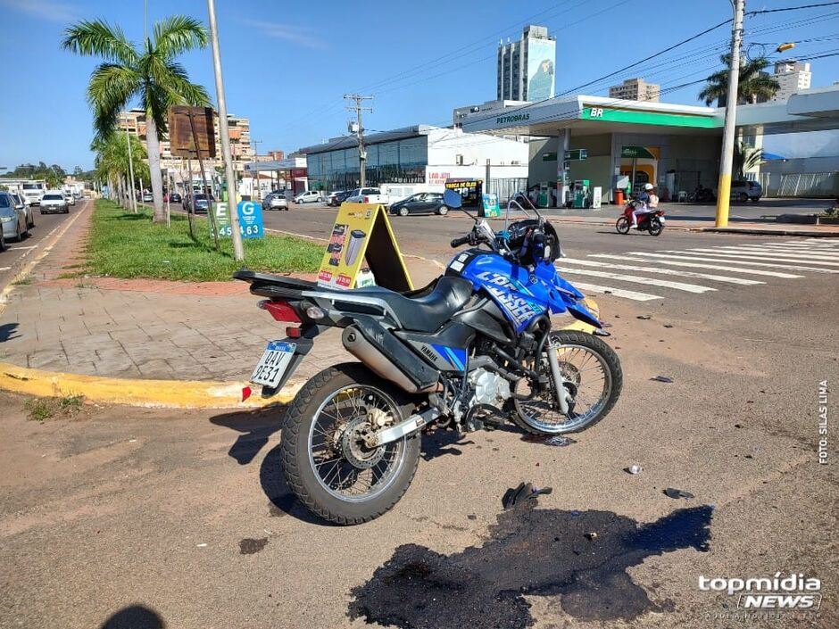 Moto e caminhonete envolvidas no acidente