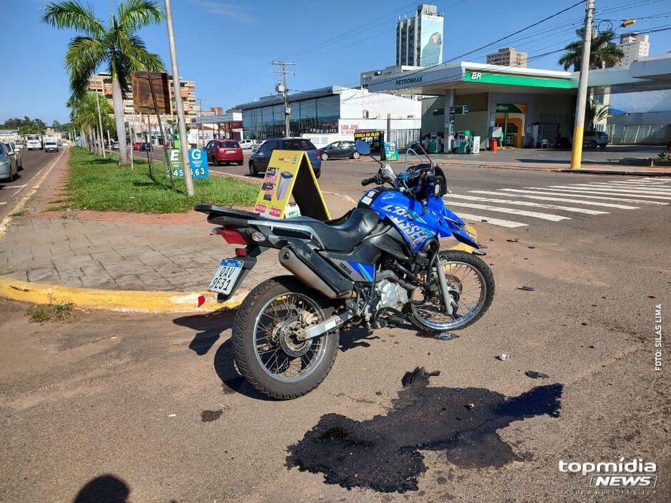 Moto e caminhonete envolvidas no acidente