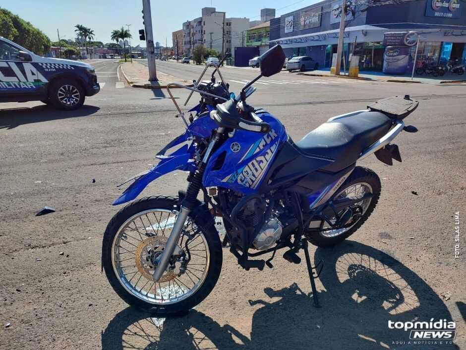 Moto e caminhonete envolvidas no acidente