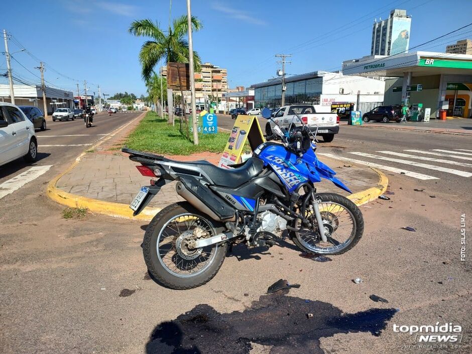 Moto e caminhonete envolvidas no acidente