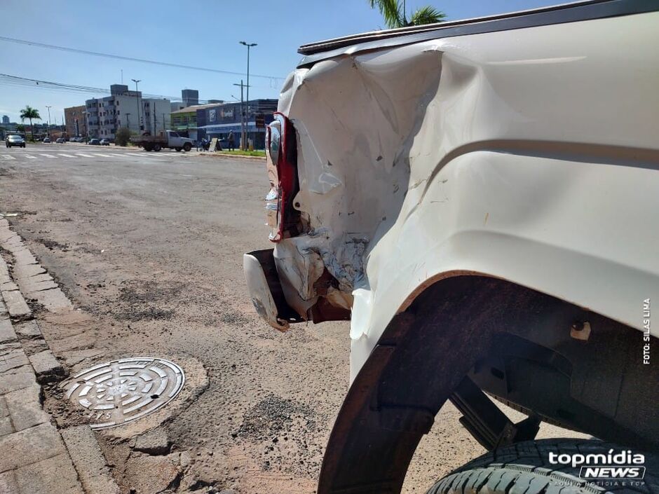 Moto e caminhonete envolvidas no acidente