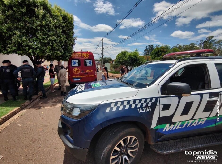 Familiares do suspeito foram até o local
