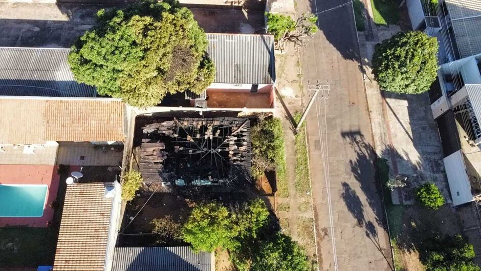 Casa ficou destruída após incêndio