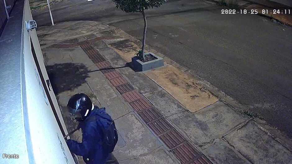 Ladrão usou barra de ferro para tentar entrar na casa