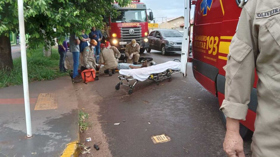 Motorista não ficou ferida, mas motociclista foi encaminhado para o hospital