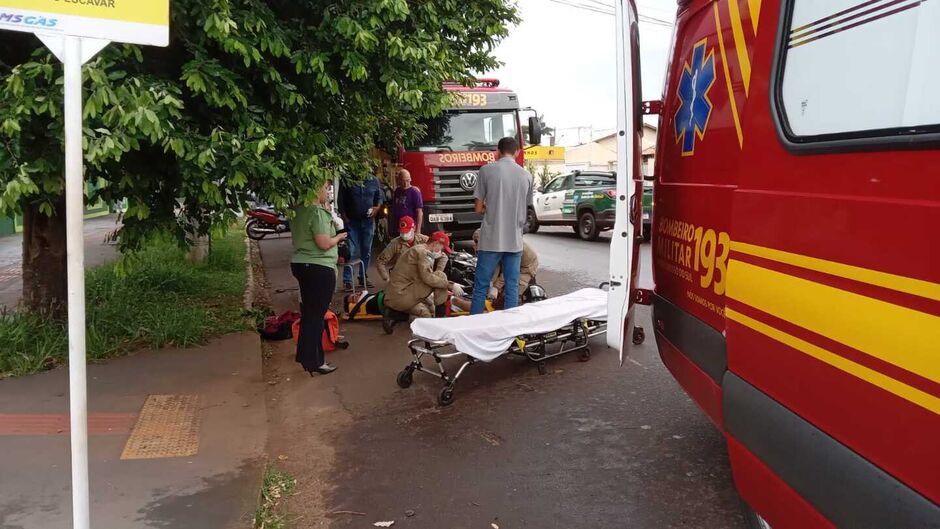 Motorista não ficou ferida, mas motociclista foi encaminhado para o hospital