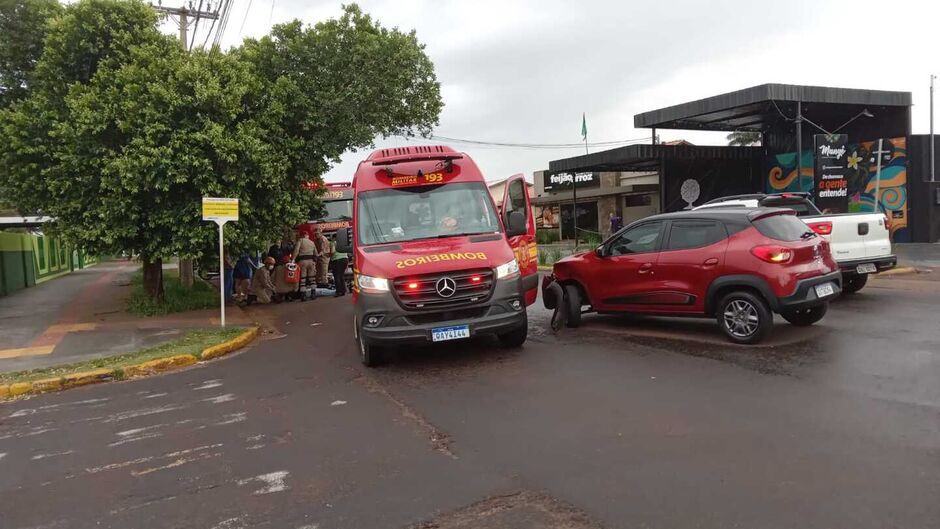 Motorista não ficou ferida, mas motociclista foi encaminhado para o hospital