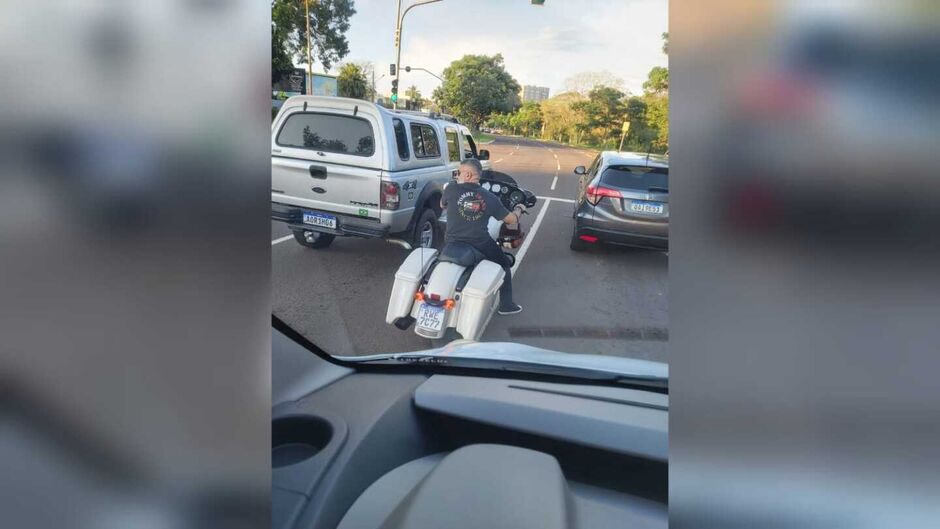 Motociclista foi flagrado andando sem capacete em Campo Grande