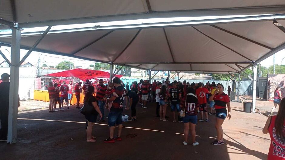 Torcida chega ao espaço da Raça Rubro Negra para ver jogo