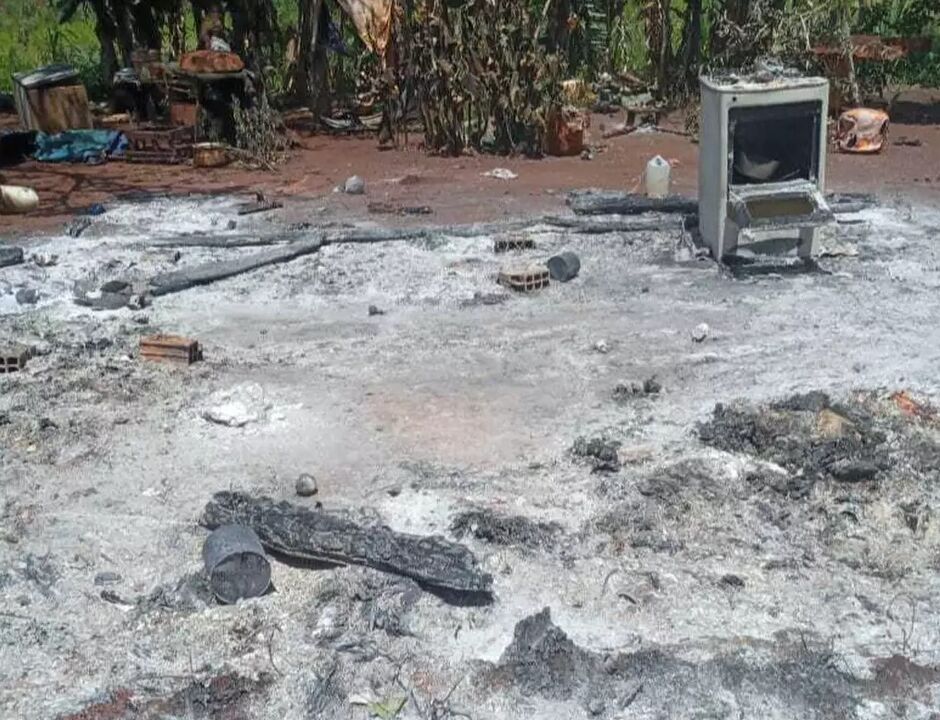 Uma das casas incendiadas