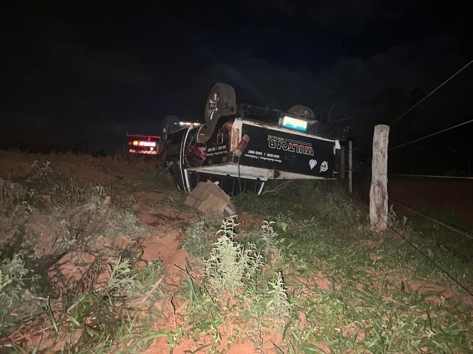 Veículo ficou capotado na estrada vicinal