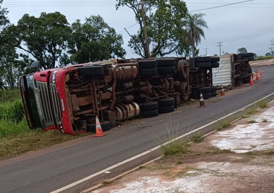 Carreta ficou caída às margens da rodovia