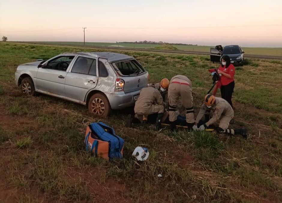 Carro capotou e Corpo de Bombeiros fez o socorrido