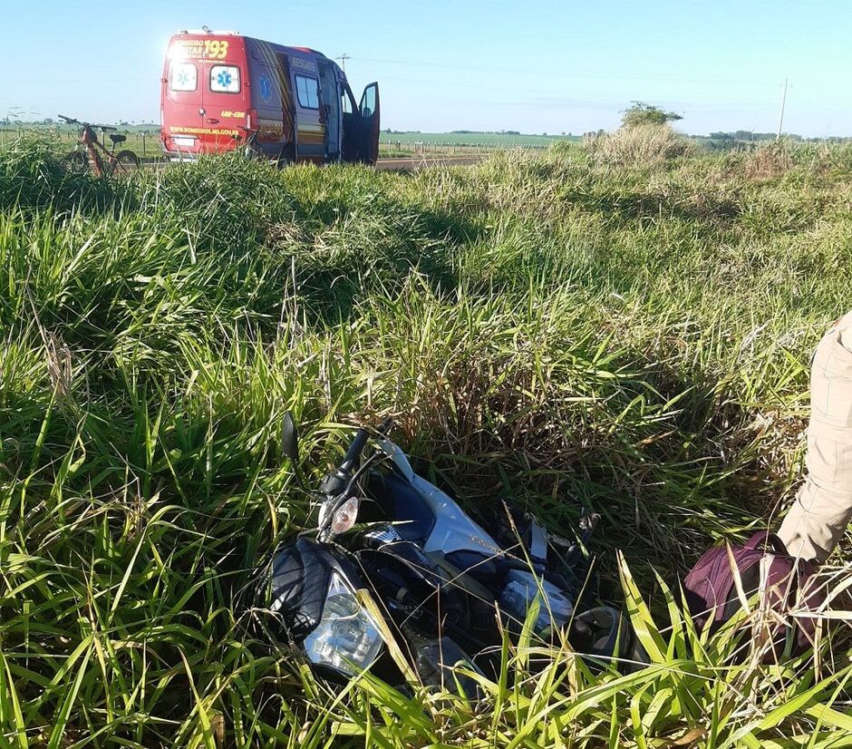 Mulher foi parar às margens da pista