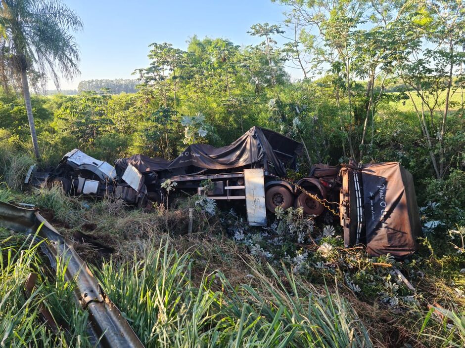 Carreta ficou destruída com o acidente