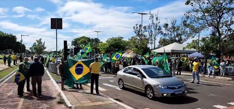 Bolsonaristas seguem na Duque de Caxias