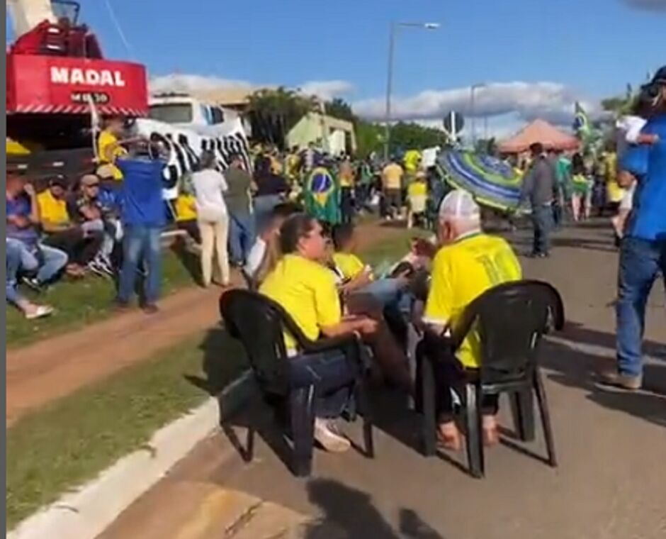 Via pública é ocupada por manifestantes 