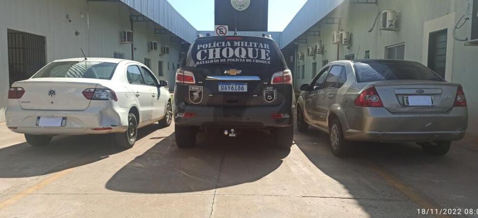 Dois veículos foram recuperados com os criminosos