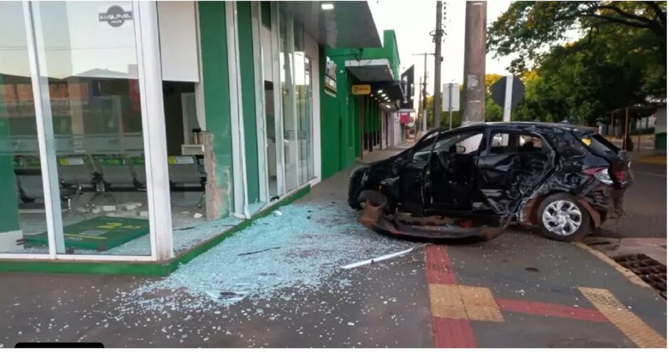 Carro ficou completamente destruído