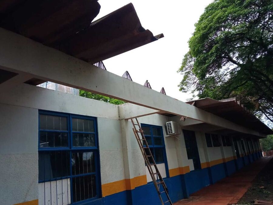 Prédio de escola ficou destelhado após ventania