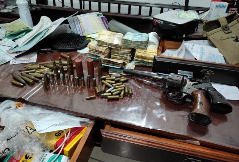PF apreendeu armas e dinheiro durante a operação