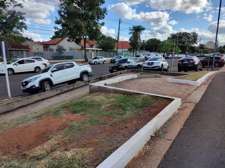 Praça serviu de estacionamento 