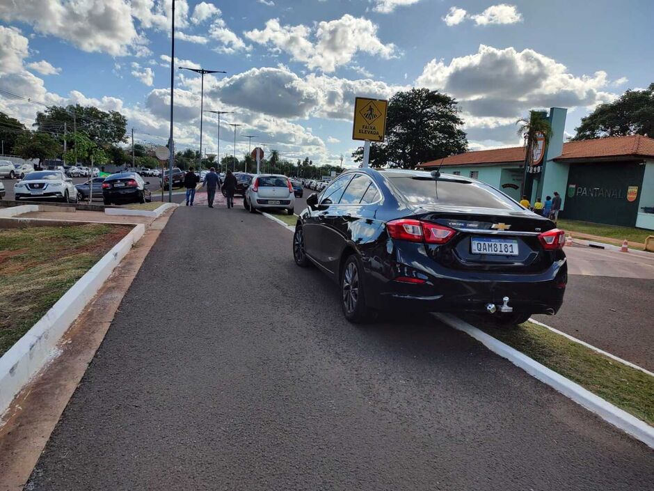 Praça serviu de estacionamento 