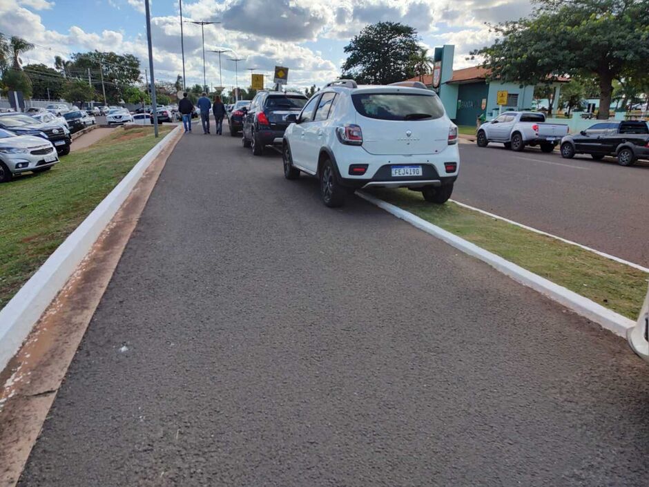 Praça serviu de estacionamento 