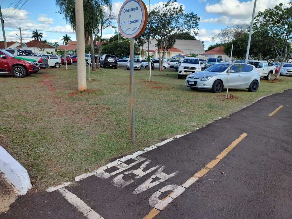 Praça serviu de estacionamento 