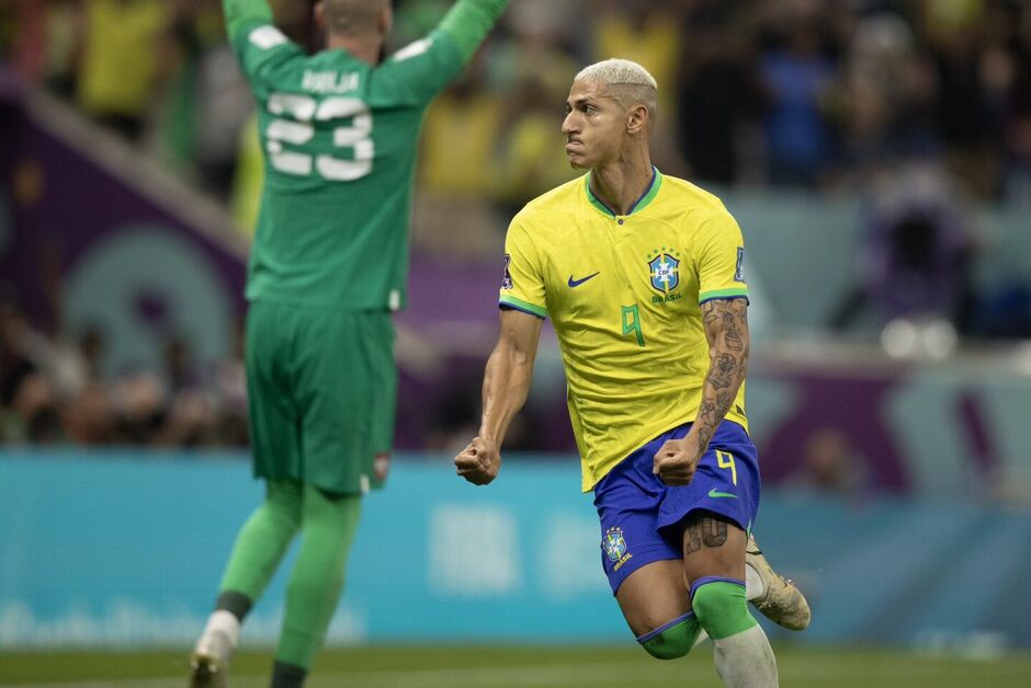 Richarlison marcou os dois gols do Brasil na estreia