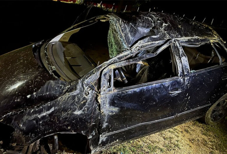 Fox ficou todo destruído após capotamento
