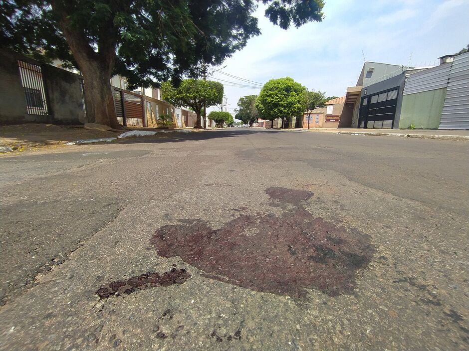 Homem foi deixado caído na rua após ser espancado