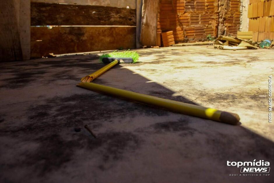 Mulher passava dias trancada em casa, e em cercado com cadeado e telas