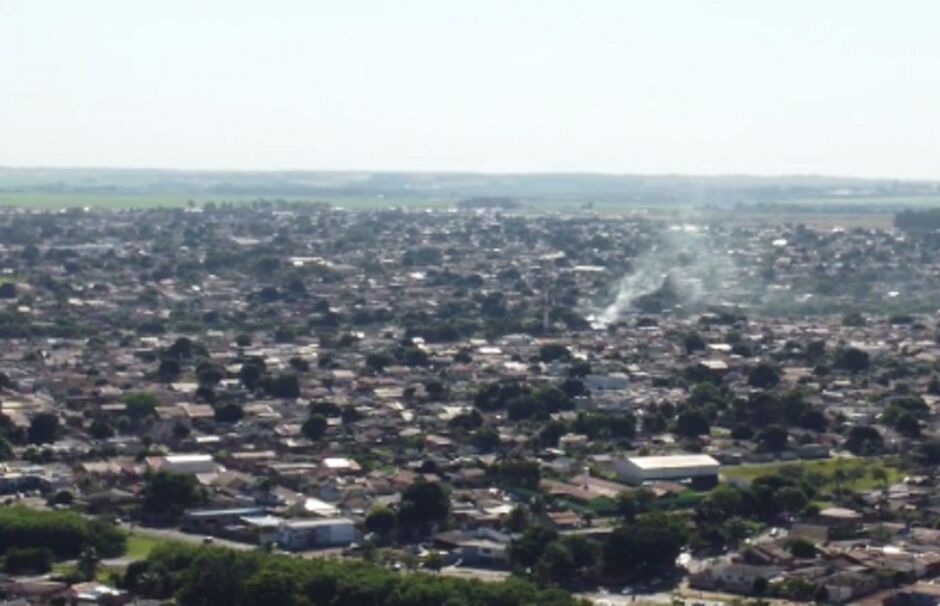 Incêndio atinge casa de madeira no Caiobá 