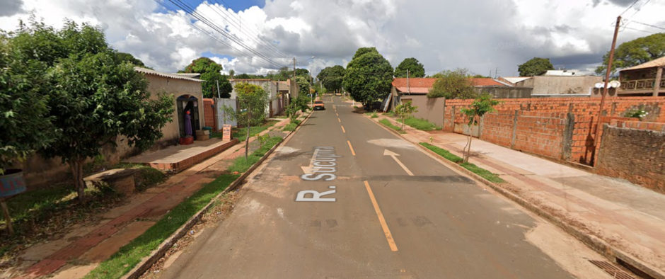Homem foi baleado enquanto andava pela Rua Sucupira