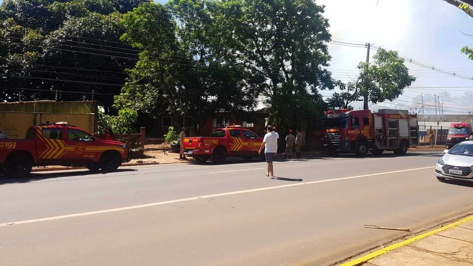 Pessoas que estavam próximas ao local tentaram verificar possíveis vítimas, mas imóvel estava vazio