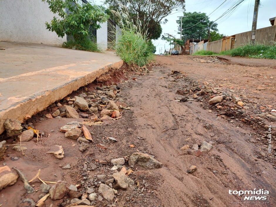 Rua de EMEI no bairro Oliveira II intransitável 