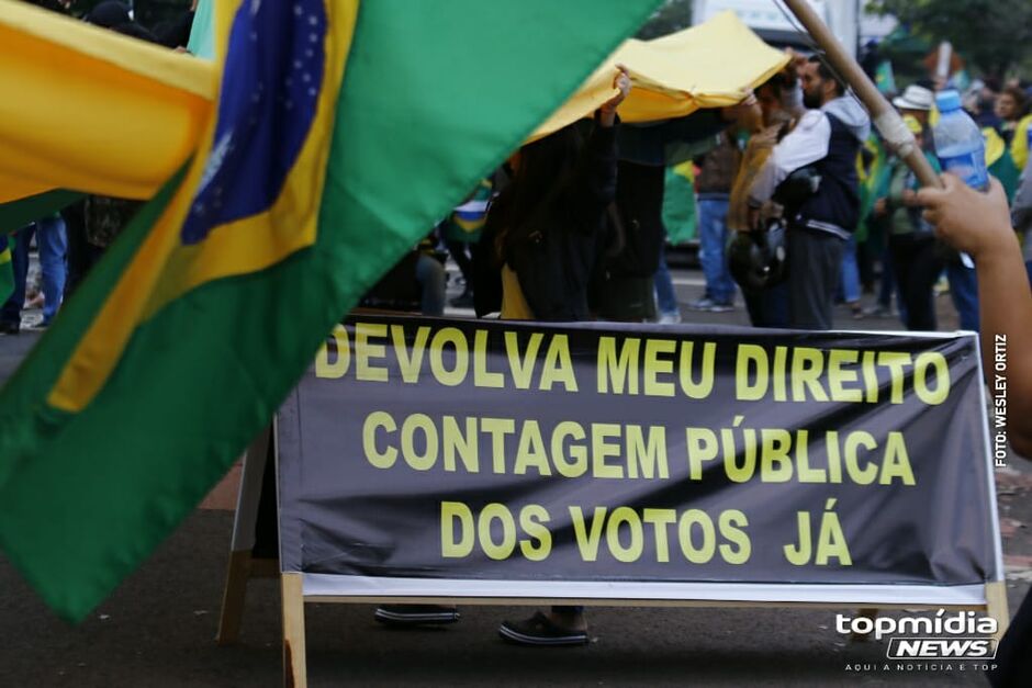 Manifestantes seguem presentes em frente ao CMO