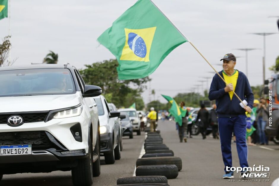 Manifestantes seguem presentes em frente ao CMO