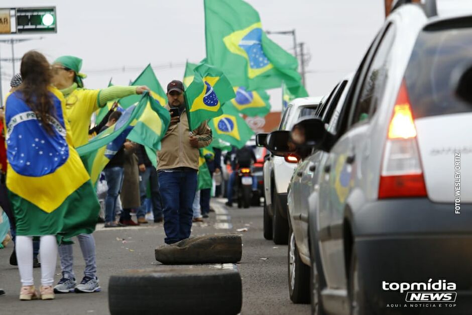 Manifestantes seguem presentes em frente ao CMO