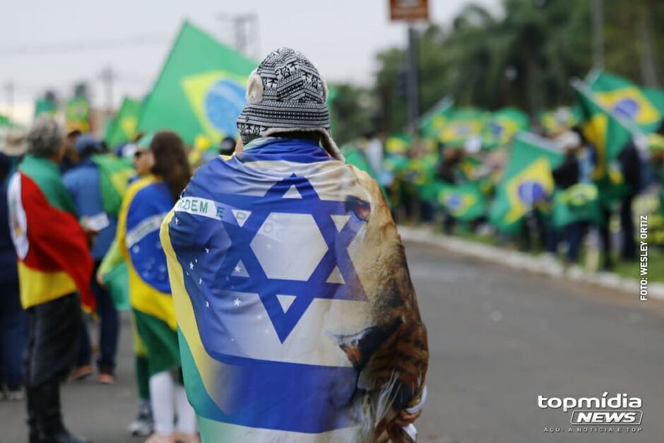 Manifestantes seguem presentes em frente ao CMO