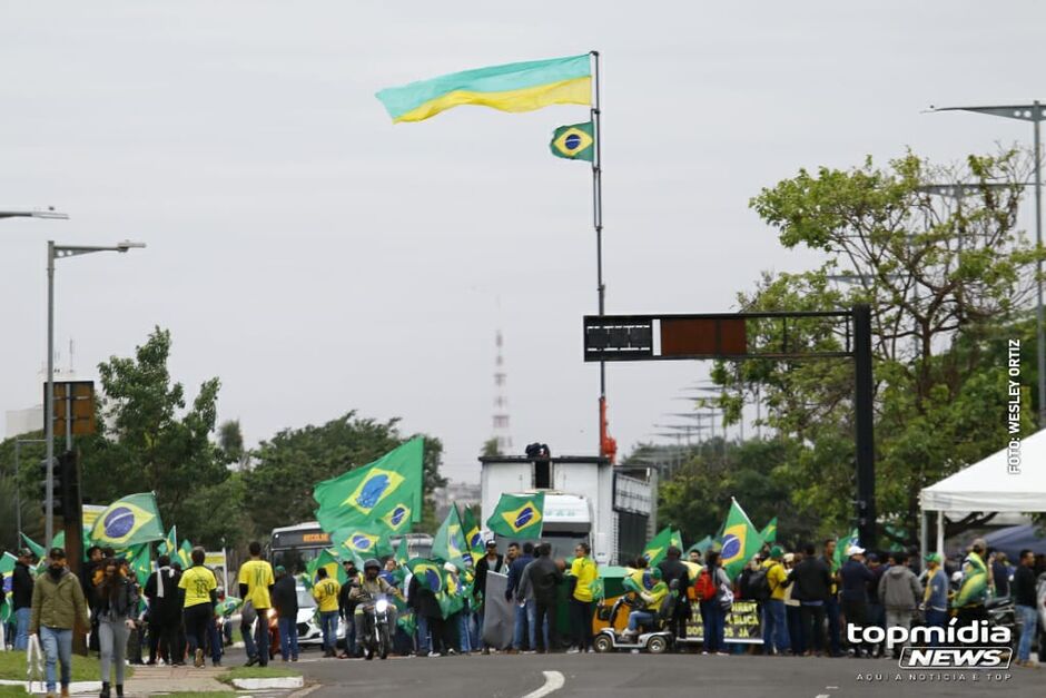 Manifestantes seguem presentes em frente ao CMO