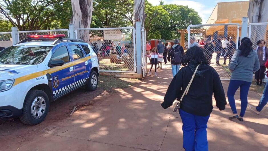 Movimento no cemitério de Campo Grande neste feriado